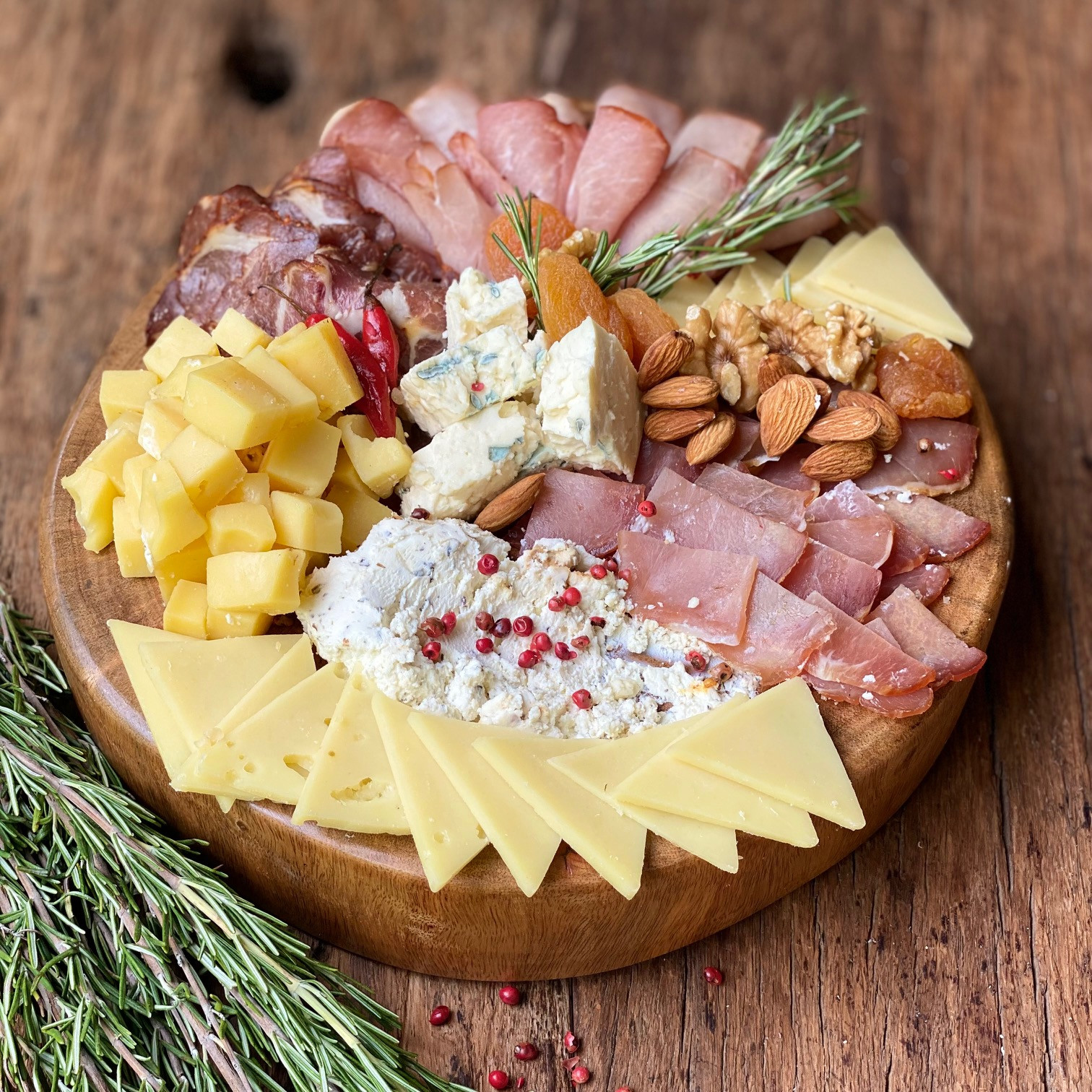 Tabla de quesos y embutidos Karu