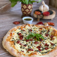 Pizza tomate seco y pesto karu a la piedra