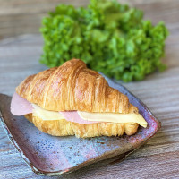 Croissant con jamon y queso