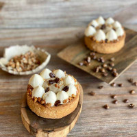 Pie de frutos secos, queso crema y café