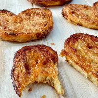 Palmeras de hojaldre caramelizada