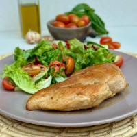 Grille de pollo con ensalada mixta