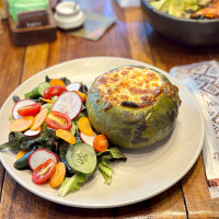 Zapallito relleno de vegetales gratinados y ensalada