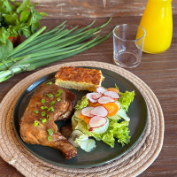 Muslo de pollo asado con chipa guasu y ensalada mixta