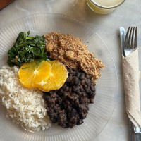 Feijoada vegetal con arroz blanco, kobe, farofa y naranja