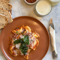 Mezzelune de albahaca y ricotta con salsa mediterranea