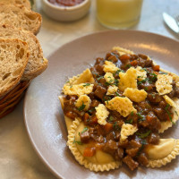 Mezzelune rellena de pollo con ragu de tomate y pesto
