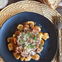 Ñoquis de mandioca con estofado de carne