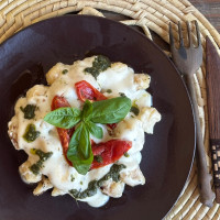 Ñoquis de mandioca con salsa de queso, tomate asado y pesto