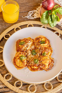 Sorrentino relleno de pollo con ragú y queso sardo