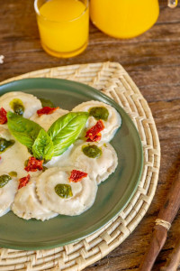 Sorrentino capresse con salsa tres quesos y pesto