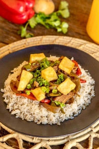 Lomo saltado con vegetales, papas asadas y arroz blanco