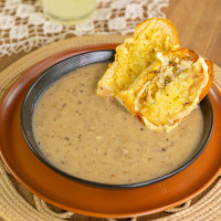 Sopa de cebollas con queso emmental sobre tostada