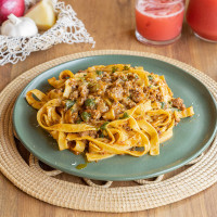 Fetuccini con salsa boloñesa y queso sardo