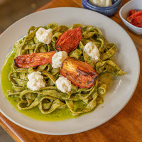 Fetuccini con salsa pesto, crema de queso y tomate