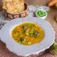 Sopa de verduras con tortillitas