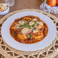 Sorrentinos de verdura y ricotta con ragú de tomate