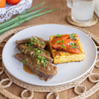 Asado a la olla con polenta grillada y tomate