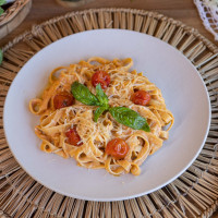 Fetuccini con salsa rosa y tomate cherry confitado