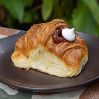 Medialuna con dulce de guayaba