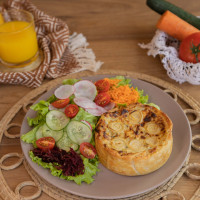 Tarta de palmito con queso azul y ensalada