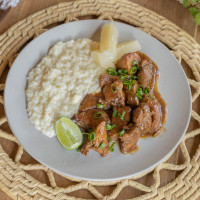 Pernil de cerdo con arroz kesu, mandioca y limon