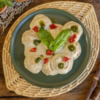 Sorrentino capresse con salsa tres quesos y pesto