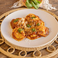 Sorrentino relleno de pollo con ragú y queso sardo