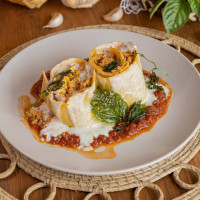 Caracola de pollo con ragu de tomate y salsa de queso