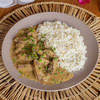 Strogonoff de carne con arroz al ajillo