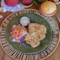 Pollo frito con ensalada de repollo, mayonesa de miel y tahine
