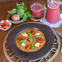 Risotto capresse, cherry confitado y albahaca