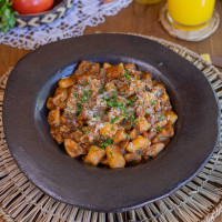 Ñoquis de mandioca con estofado de pollo