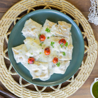 Ravioles de albahaca y ricotta con salsa de queso