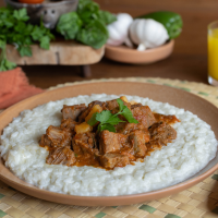 Estofado de carne con arroz quesu